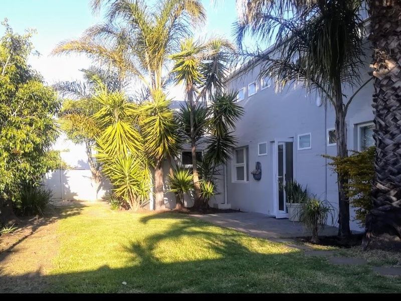 Double volume tranquil, light and sun filled- dual living - Photo 2