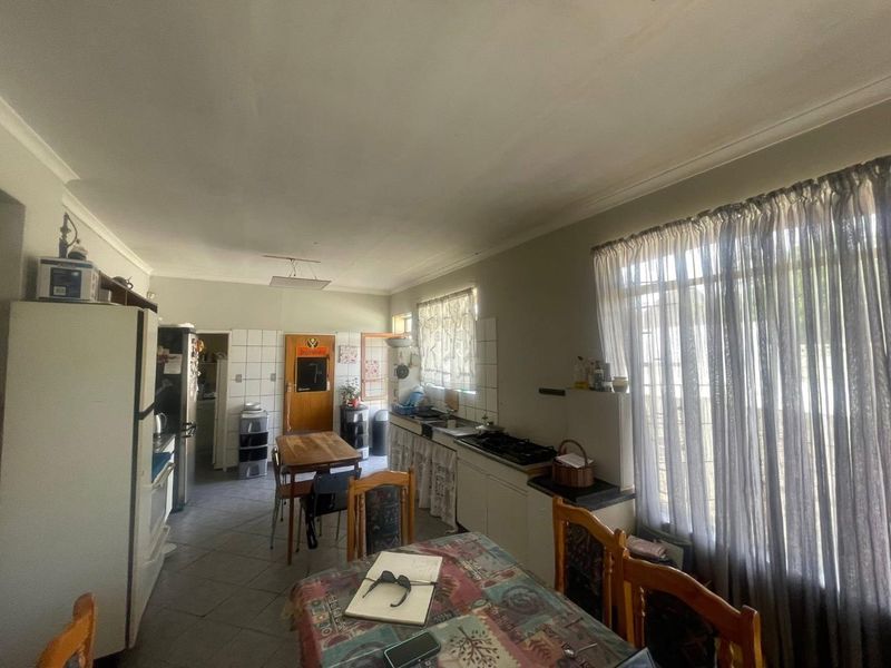 OLD ACADEMIA GOLDEN OLDIE AWAITING TO BE TRANSFORMED - Photo 2