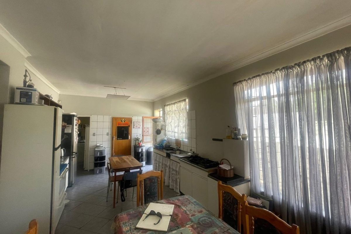 OLD ACADEMIA GOLDEN OLDIE AWAITING TO BE TRANSFORMED - Photo 2