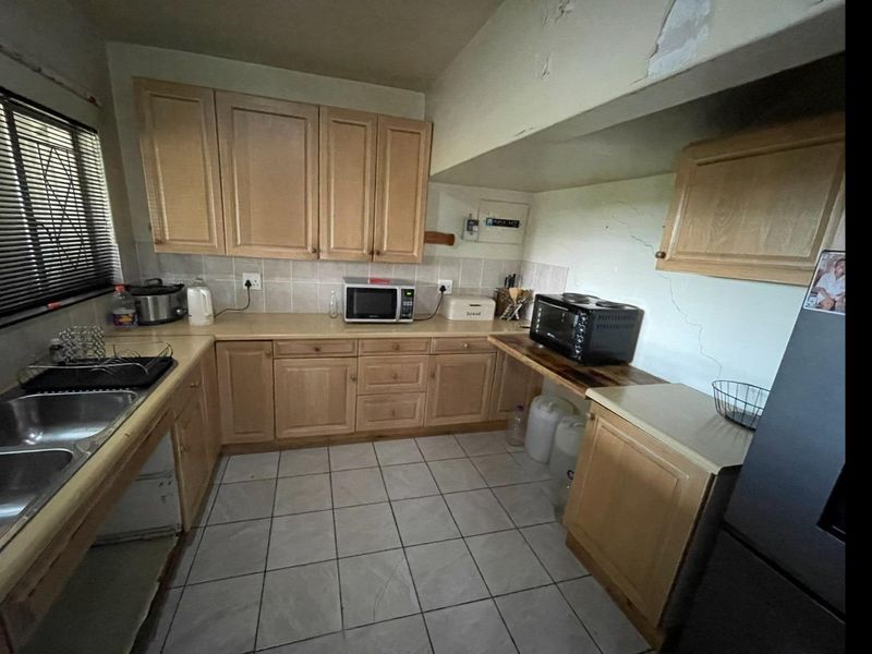 Charming 3-Bedroom Apartment in a Secure Complex - Photo 2