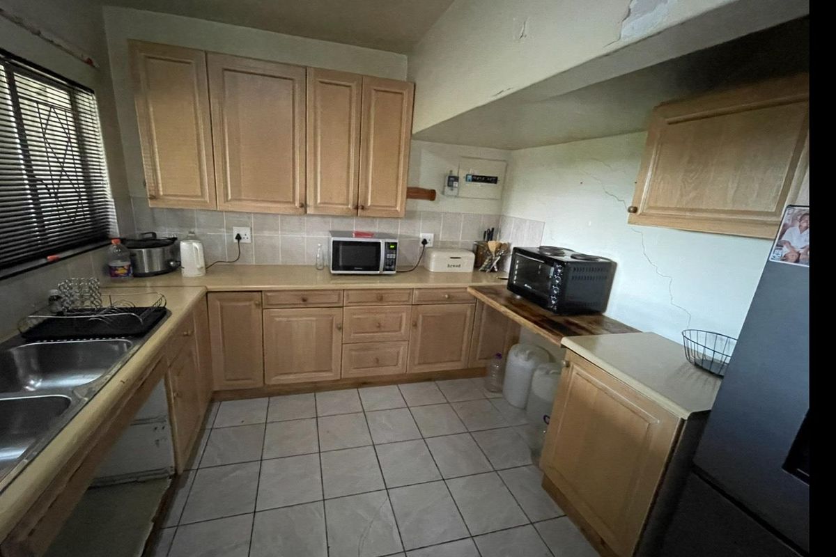 Charming 3-Bedroom Apartment in a Secure Complex - Photo 2