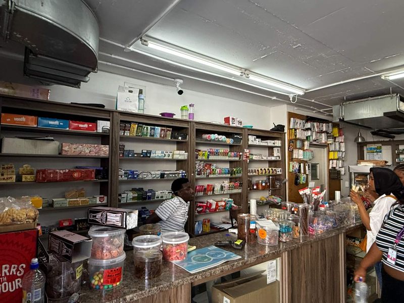 154m2 retail unit to let at Wembley Square near entrance - Photo 6