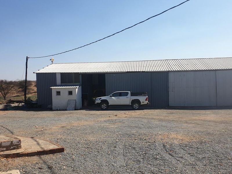 Medium Size Warehouse plus offices to let - Photo 8