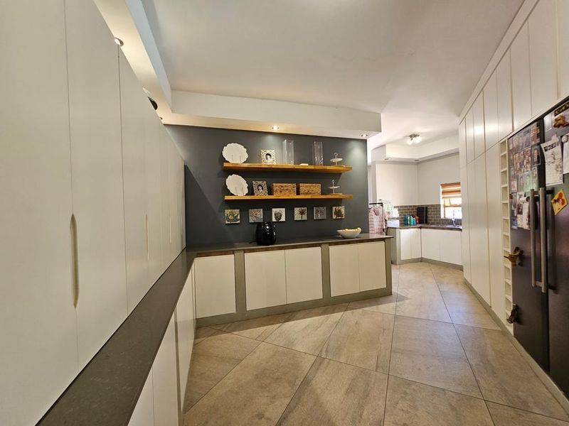 5 Bedroom Mansion in Golf Estate - Photo 6