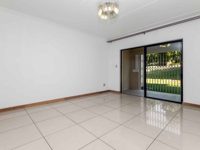 Light, Bright & Spacious 3-Bedroom 2 Baths Garden Apartment - Photo 2
