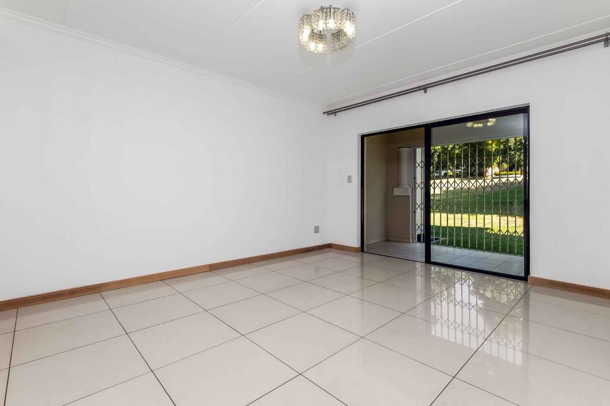 Light, Bright & Spacious 3-Bedroom 2 Baths Garden Apartment - Photo 2