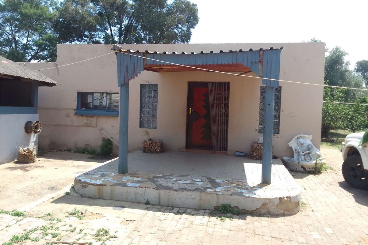 Fixer upper in the lucrative Balmoral Estate (De Deur - fall under Midvaal Municipality) - Photo 2