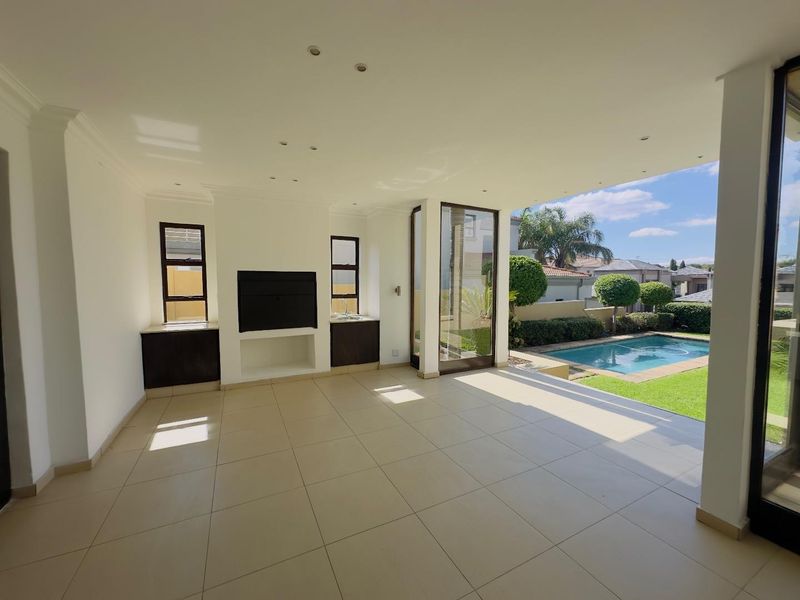 5 Bedroom House for Sale in Blue Valley Golf Estate - Photo 3