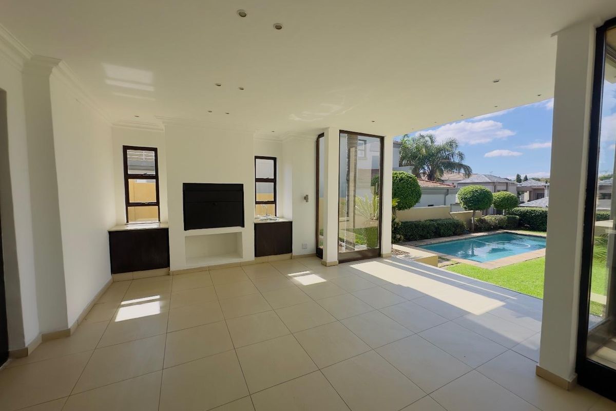 5 Bedroom House for Sale in Blue Valley Golf Estate - Photo 3