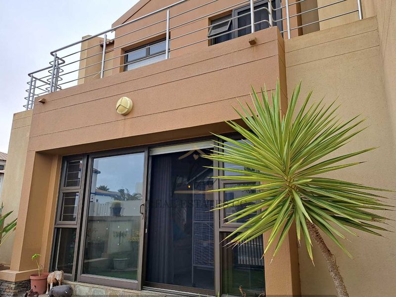 Immaculate 3 bedr, duplex townhouse, close to the beach, for sale in Dolphin Beach. - Photo 2