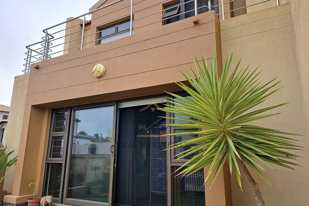 Immaculate 3 bedr, duplex townhouse, close to the beach, for sale in Dolphin Beach. - Photo 2
