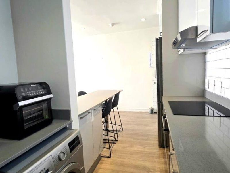 Modern Furnished 2-Bedroom Apartment in Shoreline Retirement Estate (50+) - Photo 8