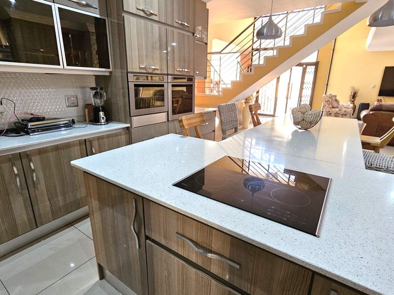 5 Bedroom 5 Bathroom Executive Home in Bougainvilla Estate Hartbeespoort - Photo 8