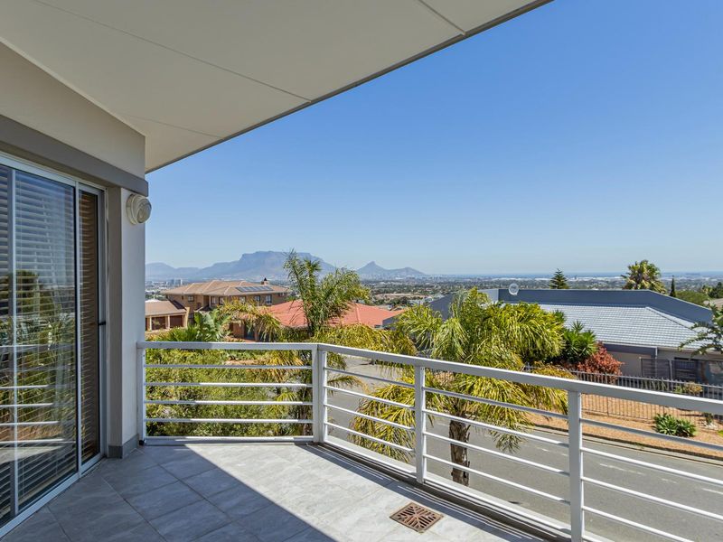 5 BEDROOM, MODERN HOME IN PLATTEKLOOF - Photo 2