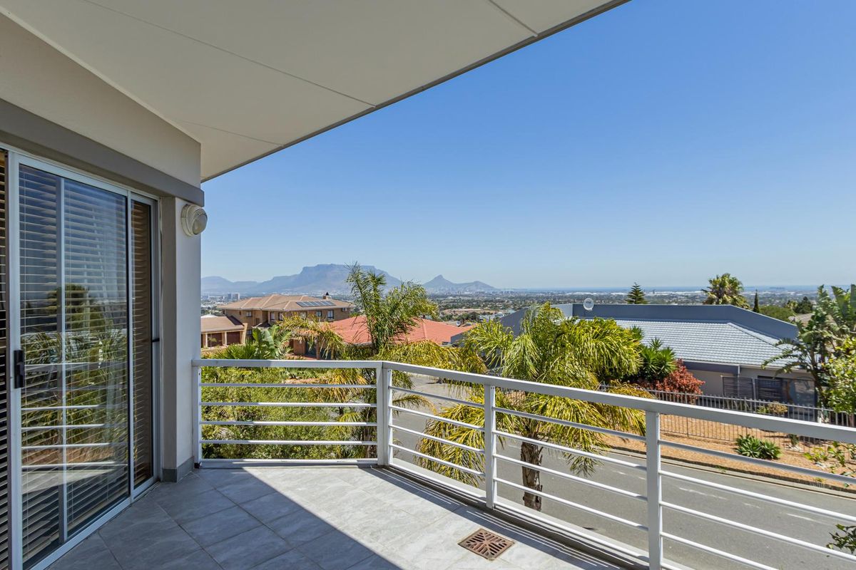 5 BEDROOM, MODERN HOME IN PLATTEKLOOF - Photo 2