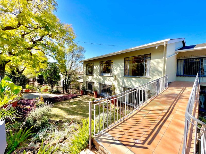 **7-Bedroom, 3-Level Home: Perfect for Dual Family Living or Commune Potential** - Photo 4