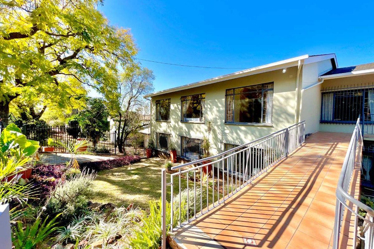 **7-Bedroom, 3-Level Home: Perfect for Dual Family Living or Commune Potential** - Photo 4