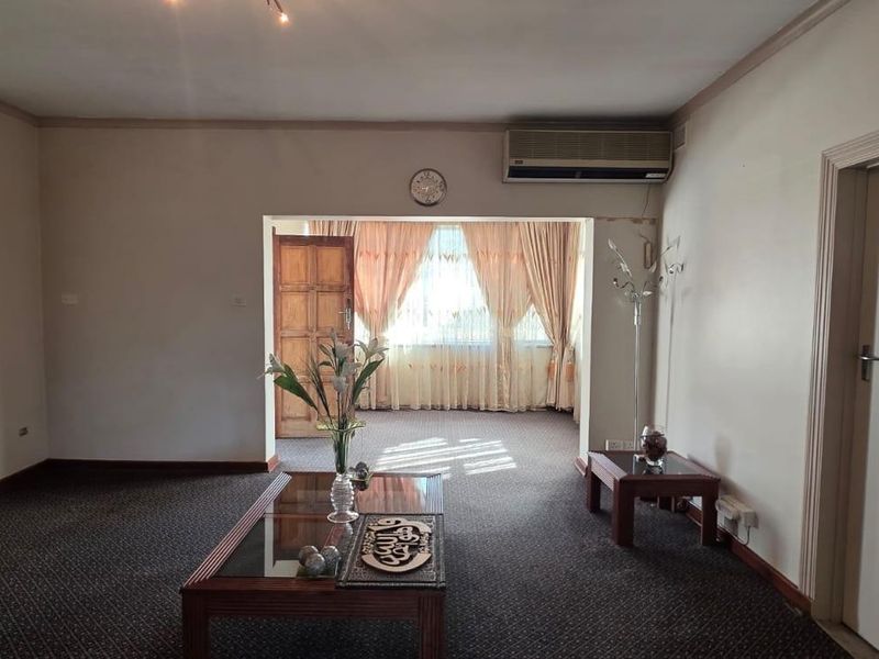 Spacious 5-Bedroom Family Home or Office Space To Let in Bluff Shared Property - Photo 3