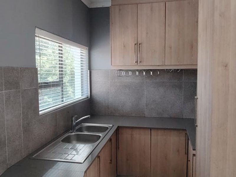 SPACIOUS  MODERN 3 BEDROOM 2 BATHROOM FIRST FLOOR  UNIT - Photo 5