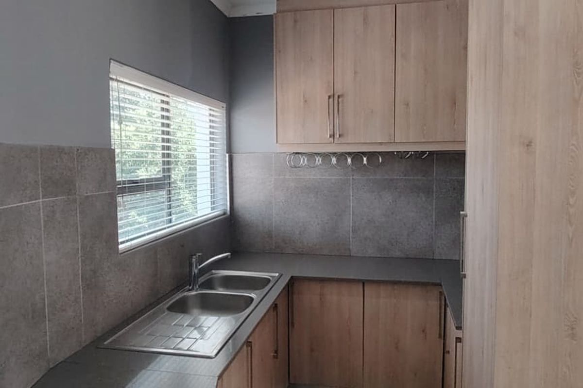 SPACIOUS  MODERN 3 BEDROOM 2 BATHROOM FIRST FLOOR  UNIT - Photo 5