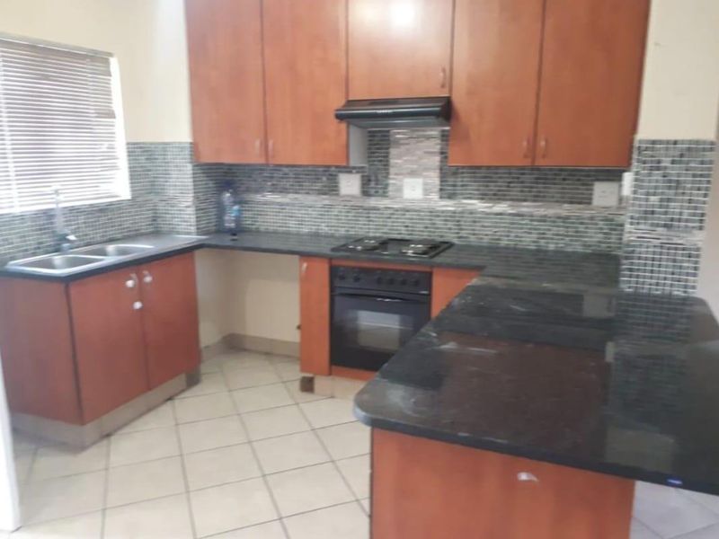 2 Bedroom Duplex Apartment to rent!! - Photo 9