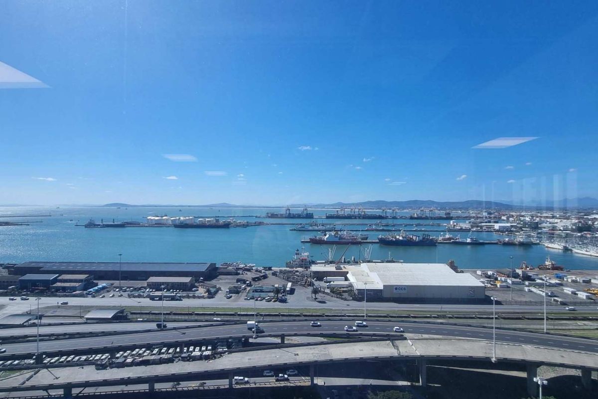 Full-floor 1660m2 office to let on 15th floor of the Halyard - Photo 4