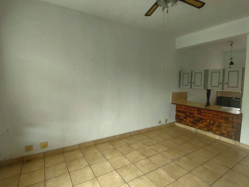 Ground Floor Unit in Secure Complex - Photo 2