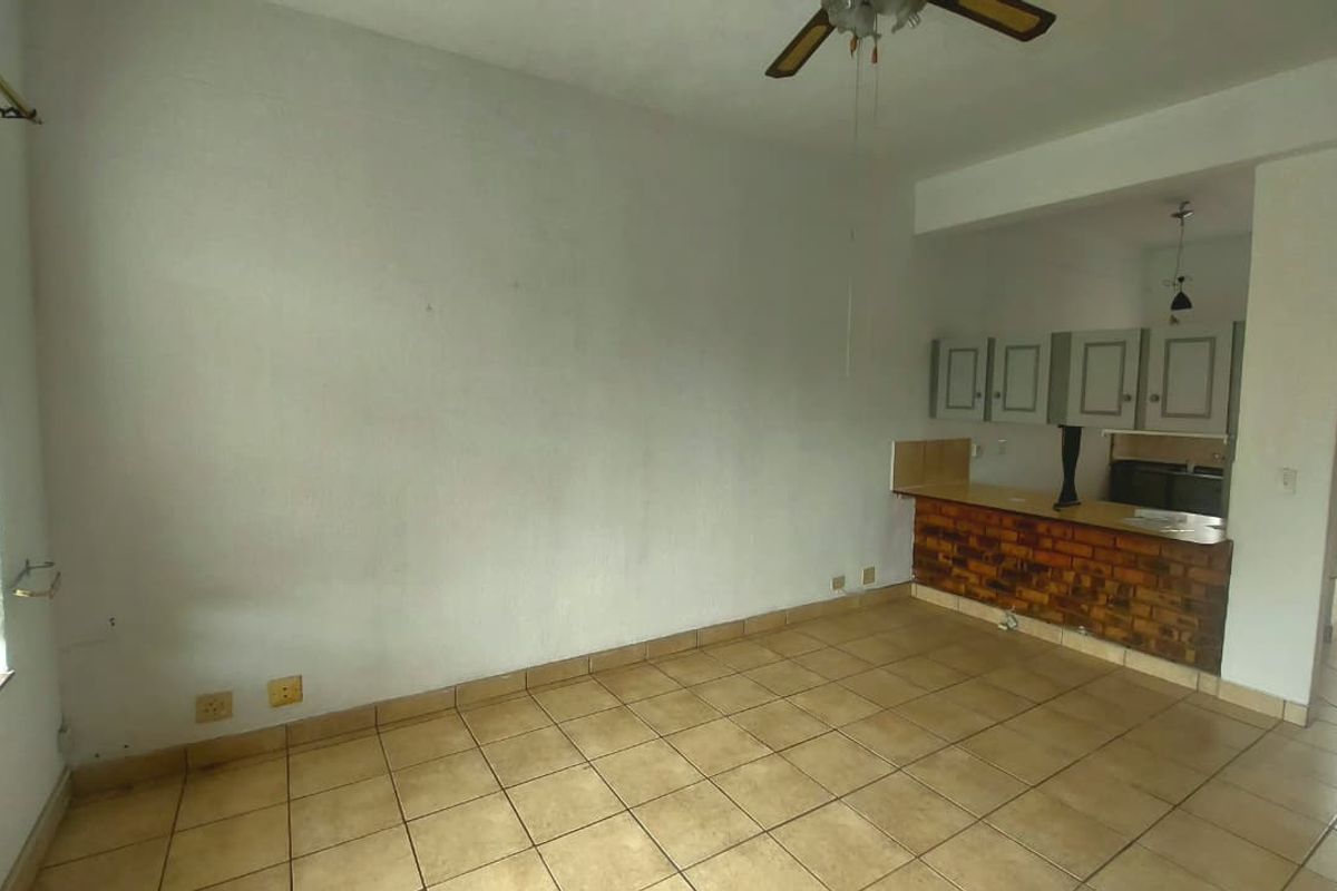 Ground Floor Unit in Secure Complex - Photo 2