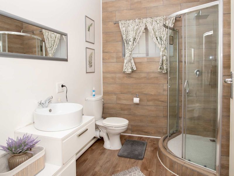 STYLISH FAMILY HOME WITH TWO INCOME GENERATING FLATS & ENTERTAINMENT HAVEN - Photo 4