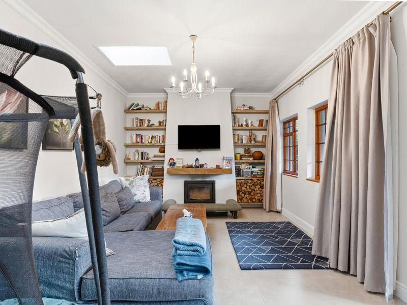 3–4 Bedroom Dreyersdal Family Home with Dual Living Option and Full Solar - Photo 4