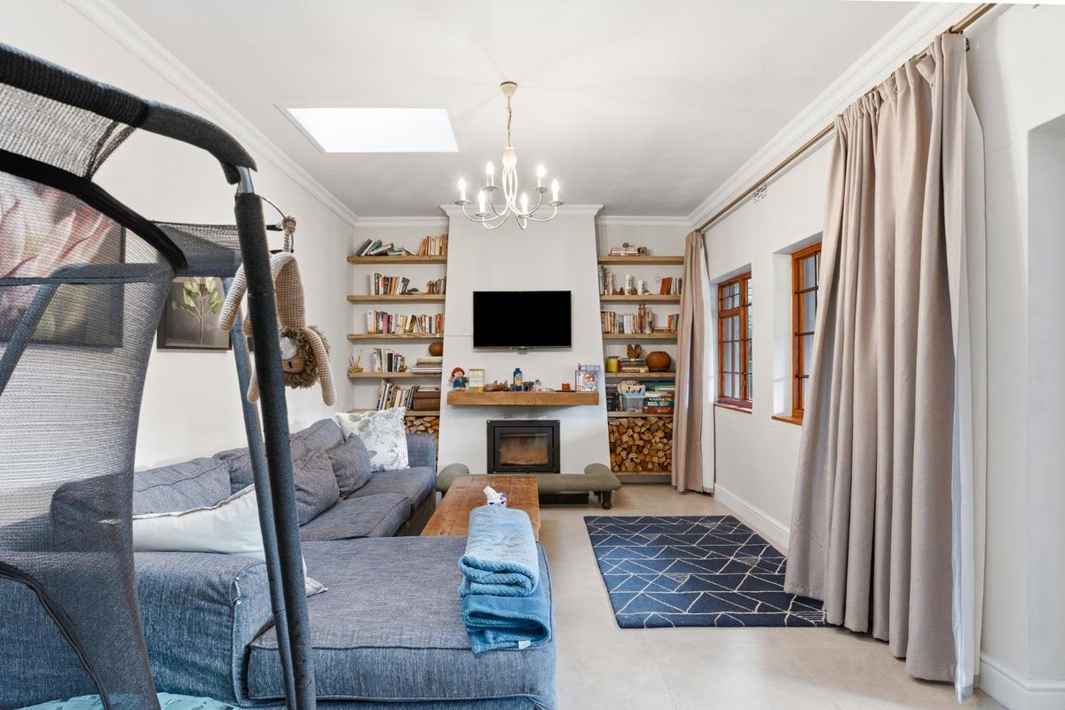 3–4 Bedroom Dreyersdal Family Home with Dual Living Option and Full Solar - Photo 4