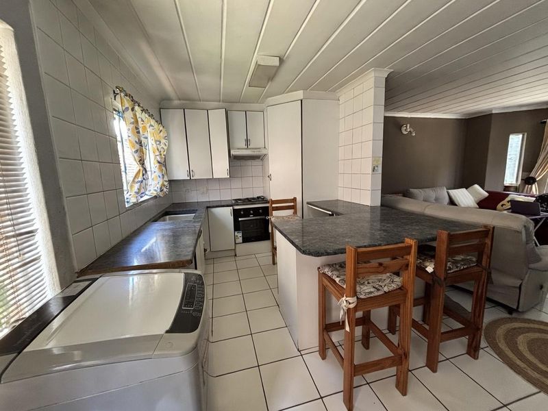 Three bedroom duplex in popular complex - Photo 2