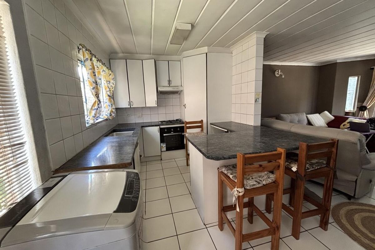 Three bedroom duplex in popular complex - Photo 2
