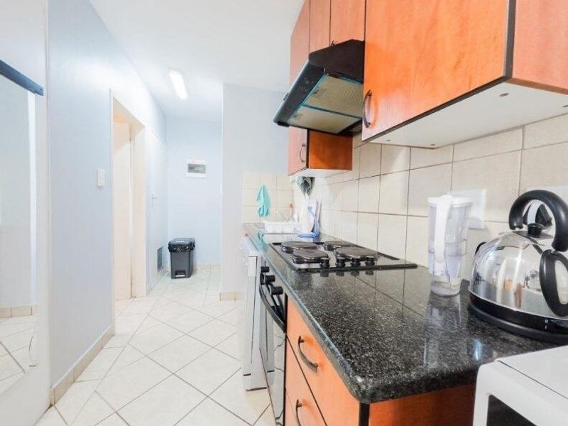Spacious bachelor ground unit in Oukraal Estate - Photo 2