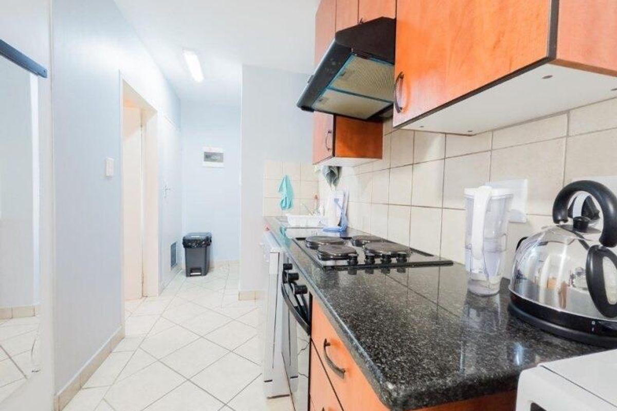 Spacious bachelor ground unit in Oukraal Estate - Photo 2