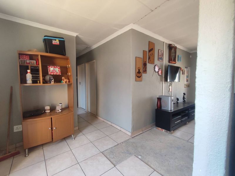 4 Bedroom House for Sale in Cosmo City - Photo 6