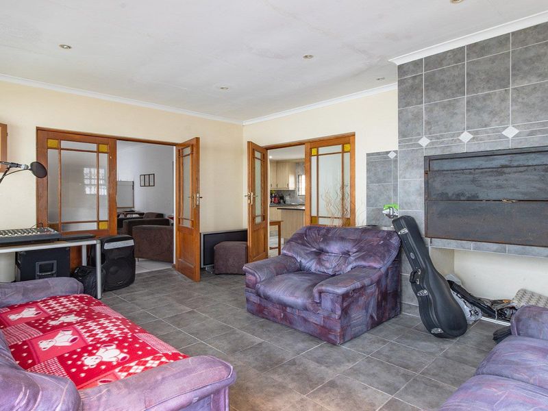 Large Modern Family Home Near Century City – Perfect for Entertaining and Investment - Photo 8