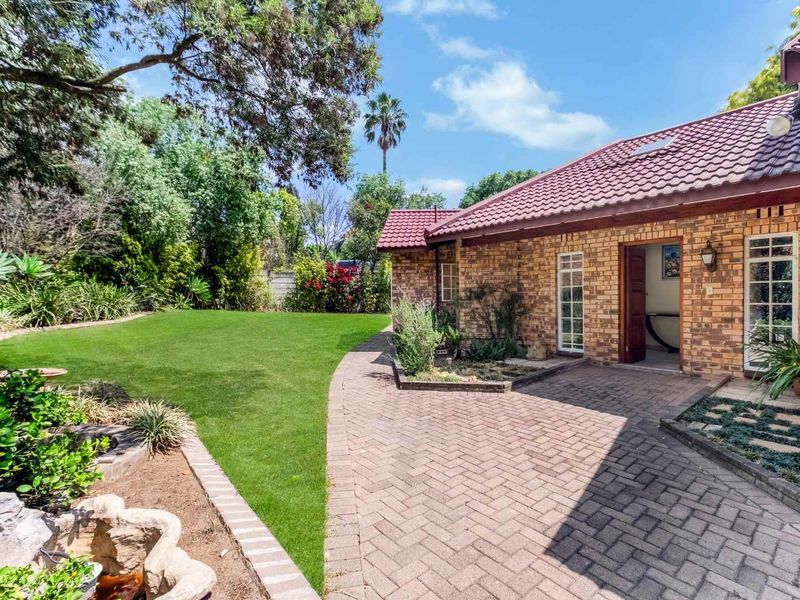 A SINGLE-STOREY FAMILY HOME IN A SECURE BOOMED AREA, WITH A MASSIVE GARDEN -  JUST SOUNDS WONDERFUL - Photo 5