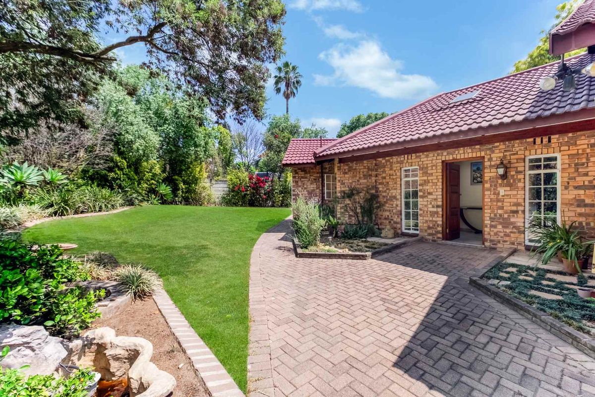 A SINGLE-STOREY FAMILY HOME IN A SECURE BOOMED AREA, WITH A MASSIVE GARDEN -  JUST SOUNDS WONDERFUL - Photo 5