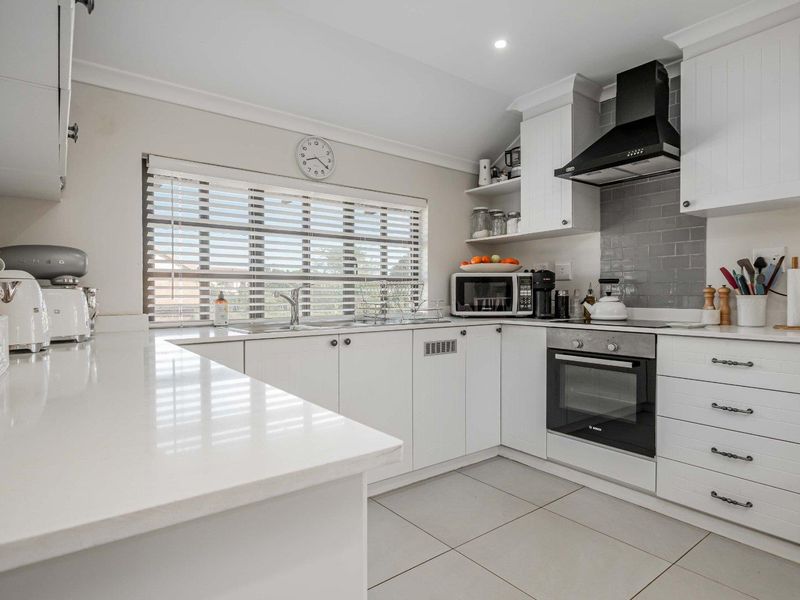 Stylish 2 Bedroom Apartment in Prestigious Clifton Hill Estate - Photo 10