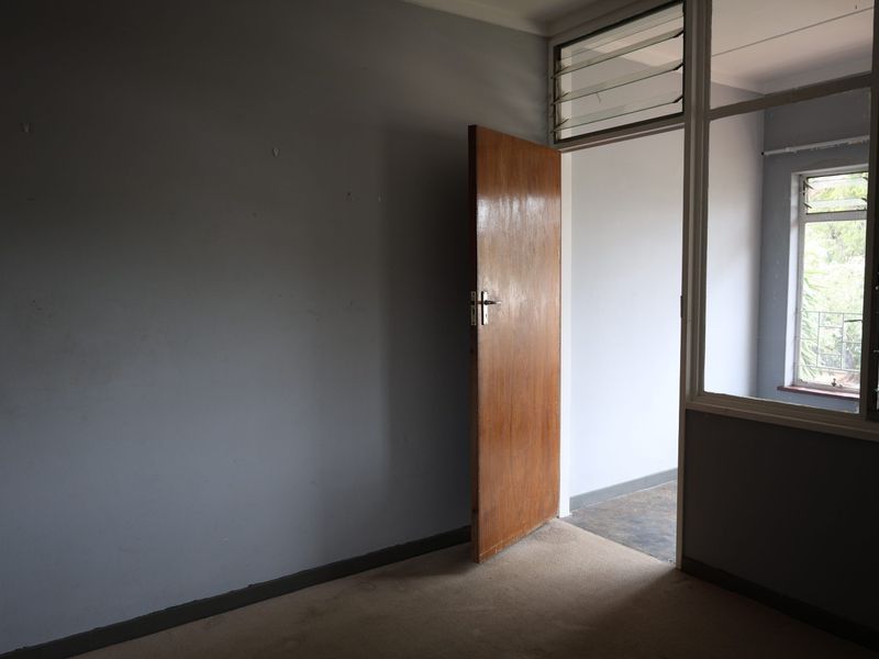 2.5-Bedroom Top-Floor Flat - Photo 8
