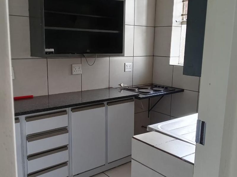 ONE AND HALF BEDROOM FLAT IN SUNNYSIDE. - Photo 3
