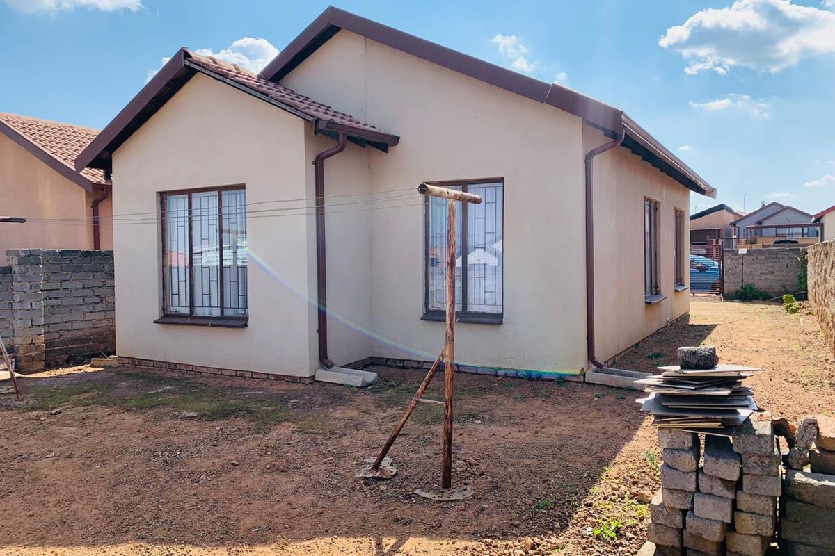 Charming 3-Bedroom Home Near Soshanguve Crossing Mall! - Photo 2