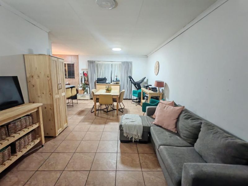 A SPACIOUS TOWNHOUSE - Photo 3