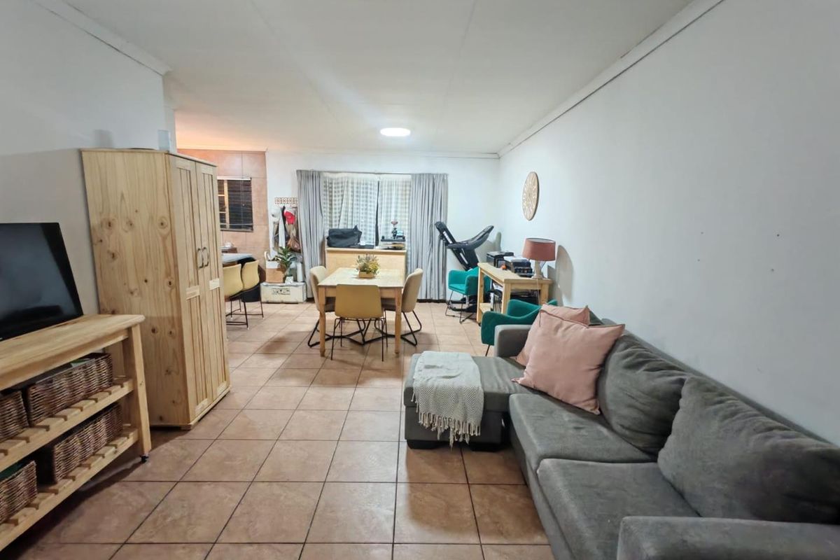 A SPACIOUS TOWNHOUSE - Photo 3