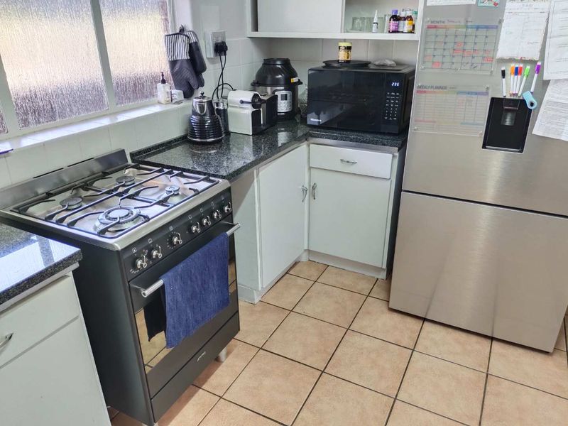 Comfortable, Secure Living in Pendoring Gardens – Spacious 3-Bedroom Apartment - Photo 10