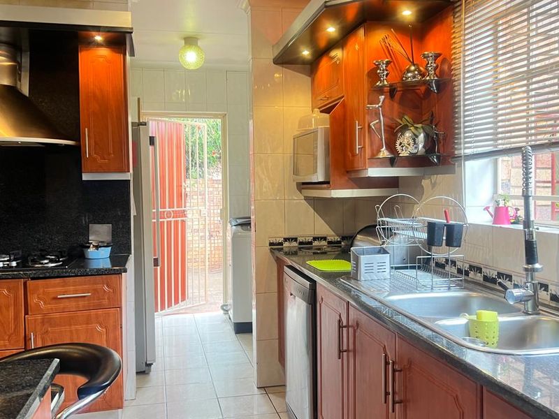 Entertainer's Dream: Indoor Braai and Outdoor Lapa! - Photo 7