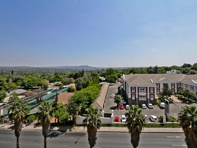 SOPHISTICATED  2 BED , 2 BATH LUXURIOUS APARTMENT - Photo 10