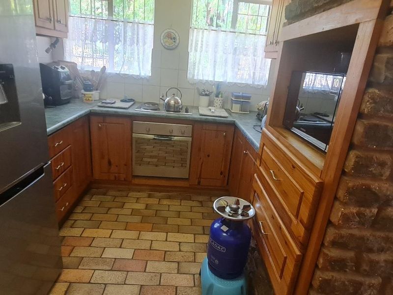 Spacious 4-Bedroom Family Home with Pool. - Photo 4