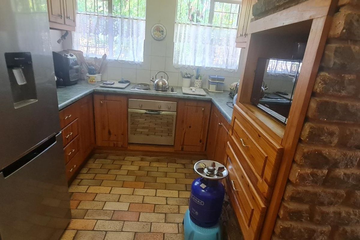 Spacious 4-Bedroom Family Home with Pool. - Photo 4